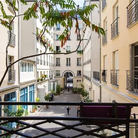 Charming Flat In The Marais Paris